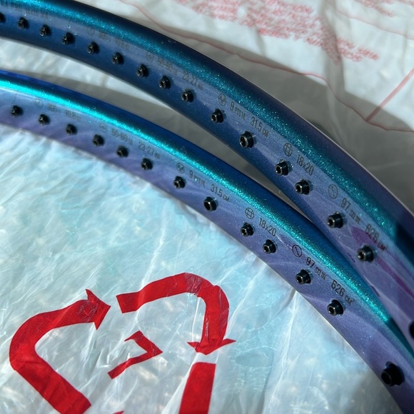 NWT Set of Wilson Ultra Pro 18x20 v4, Grip 2 - Picture 7 of 14